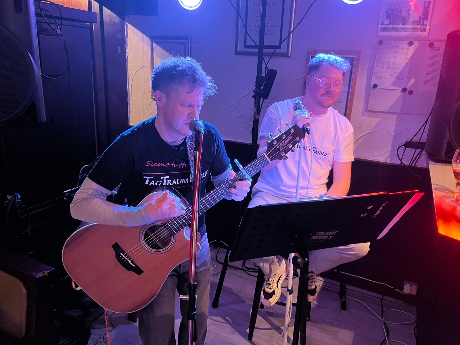 TagTraumFabrik, Akustik Rock aus Unna, Live Impressionen: Chris an der Gitarre und Björn am Gesang.