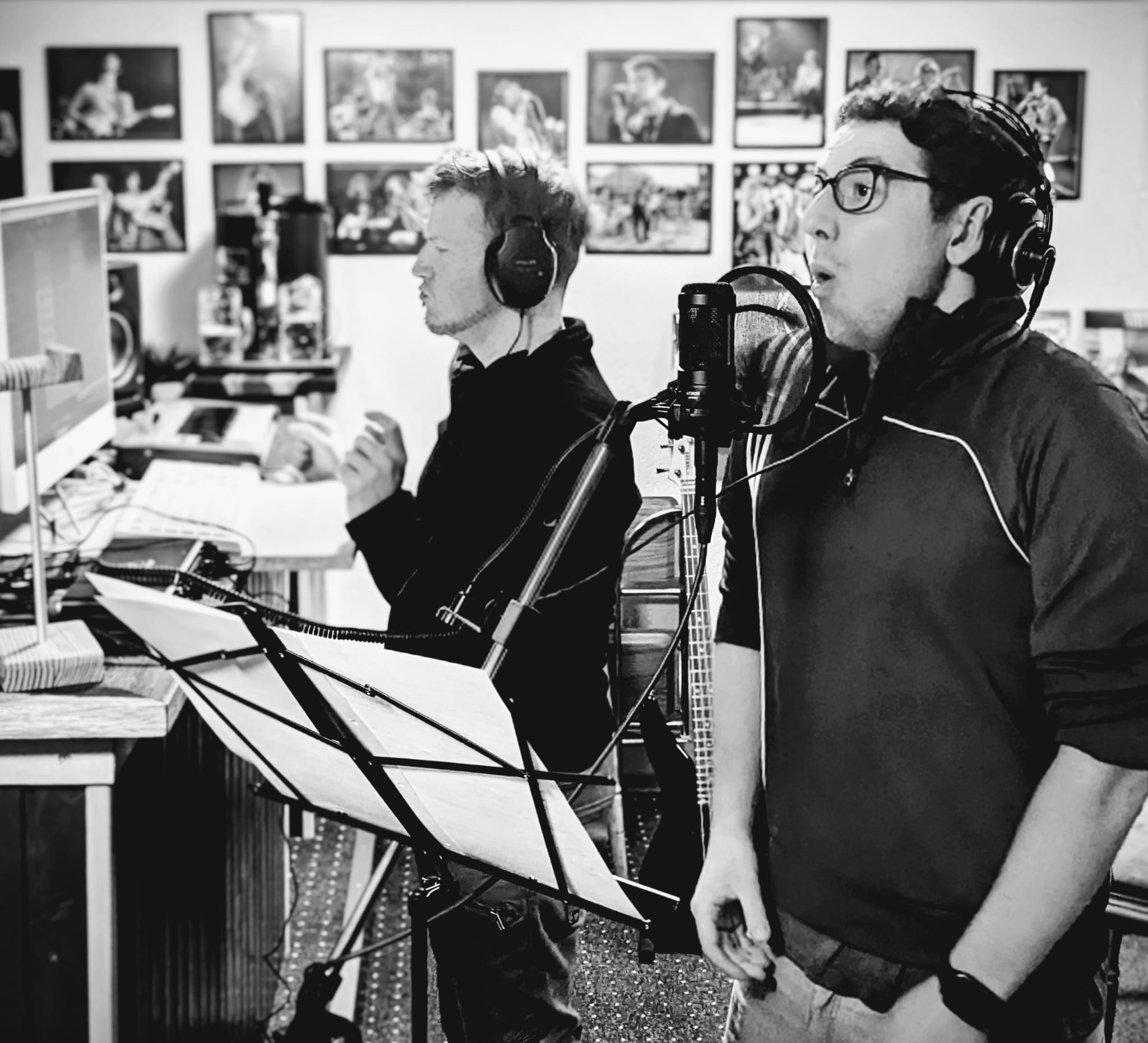TagTraumFabrik, Akustik Rock aus Unna, Arbeit im Studio: Tobbe singt die Backgroundstimme von unserem neuen Song Treibsand.